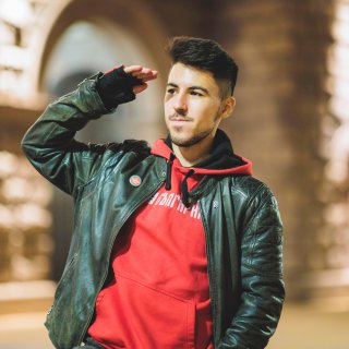 Денис Манов